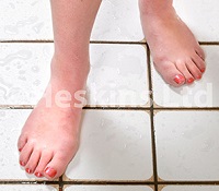 non-slip-bathroom-flooring Противоскользящая лента Heskins на ступени, плитку